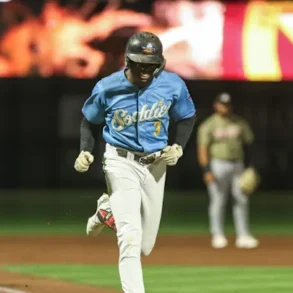 Robinson Homers, Extends Hit Streak